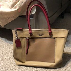 Guess purse in great condition. Gently used.